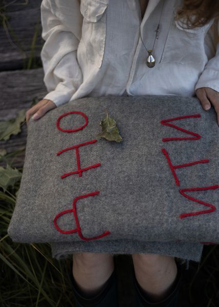 Сірий вовняний плед &laquo;Любо лагідно любити&raquo; 600023 фото